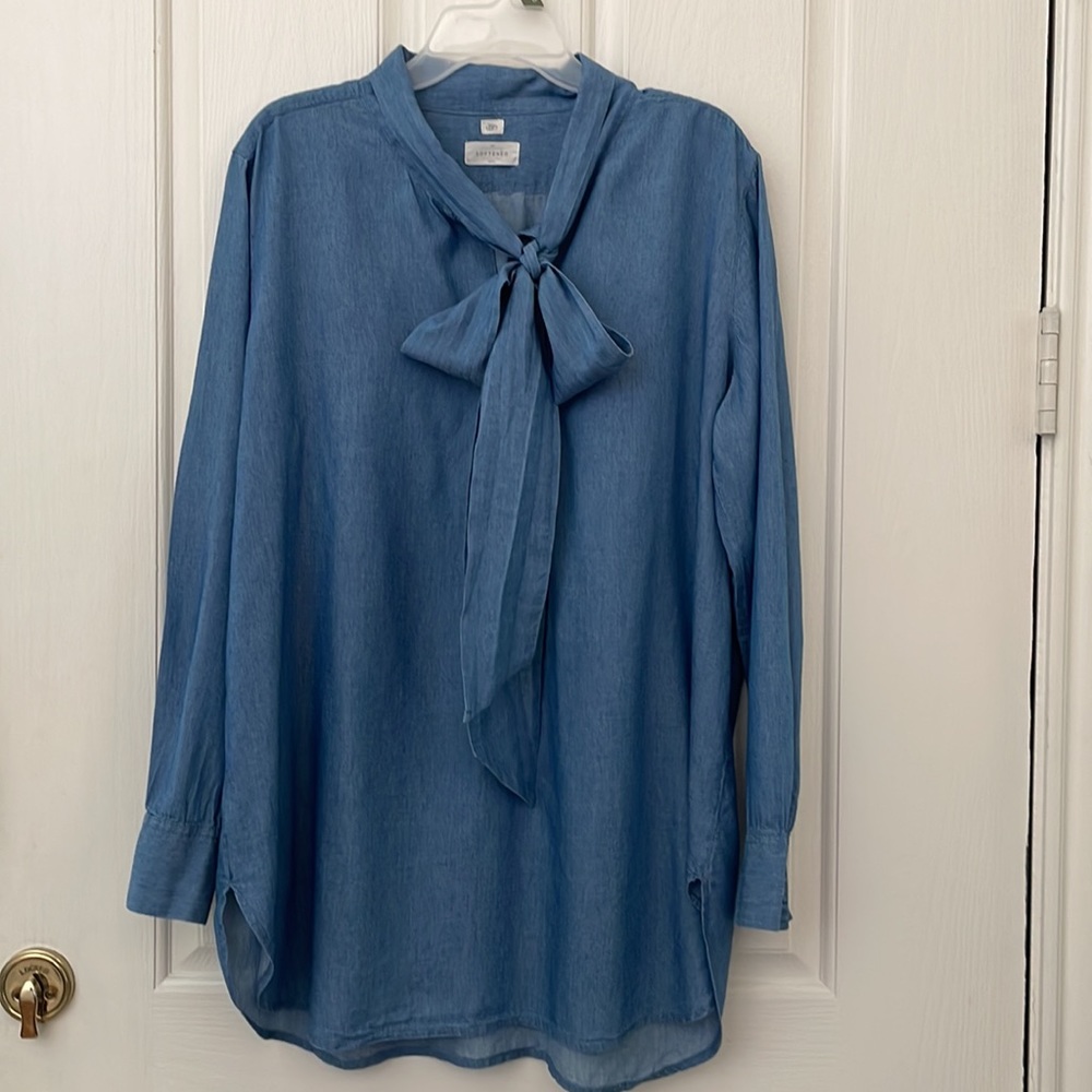 Loft plus size soft,light weight tie front blue top.